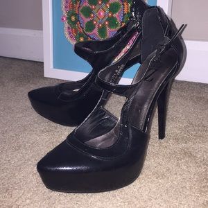 Type Z patent leather stilettos